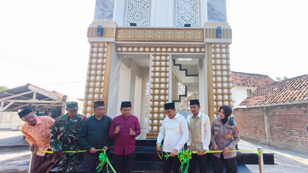RESMIKAN - Bupati Sidoarjo Subandi meresmikan Menara Masjid At-Taqwa Desa Kalanganyar, Kecamatan Sedati yang berdiri megah sebagai simbol baru kebersamaan warga pesisir, Selasa (16/06/2026).