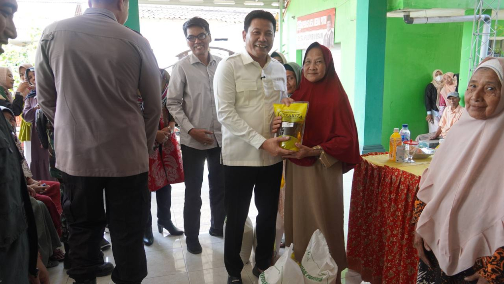 SALURKAN - Mengisi hari libur Tahun Baru Islam 1 Muharram 1448 Hijriah, Bupati Sidoarjo Subandi memilih turun ke masyarakat menyalurkan bantuan pangan beras dan minyak goreng di tiga desa di Kecamatan Sukodono, Selasa (16/06/2026).