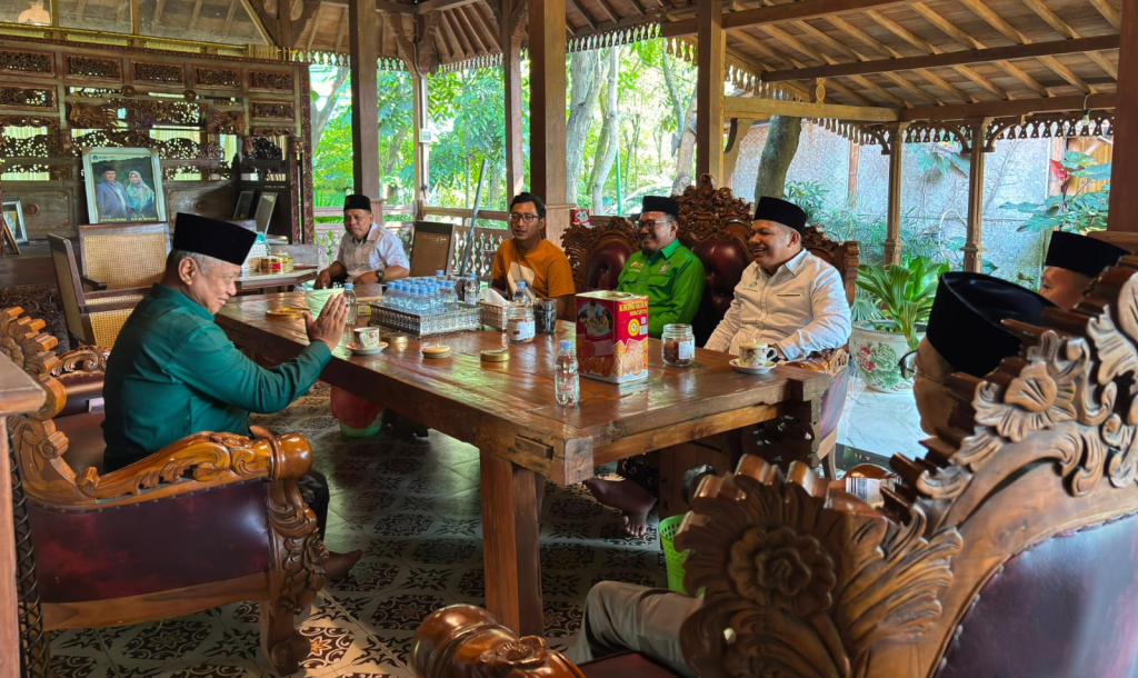 SOWAN - Ketua DPC PKB Sidoarjo Rizza Ali Faizin didampingi pengurus dan anggota Fraksi PKB DPRD Sidoarjo saat sowan ke rumah Pengasuh Pesantren Modern Al Amanah Junwangi, Kecamatan Krian, KH Nurcholis Misbah, Selasa (16/06/2026).
