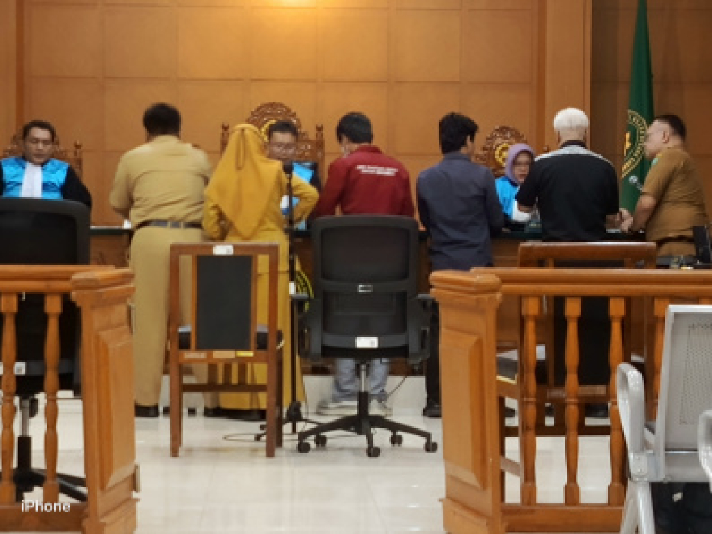 PERIKSA - Sidang gugatan warga Perumahan Mutiara Regency (MR) terhadap Bupati Sidoarjo Subandi soal pembongkaran tembok pembatas perumahan pemeriksaan saksi di Ruang Cakra Pengadilan Tata Usaha Negara (PTUN) Surabaya di JL Raya Juanda, Selasa (23/06/2026)