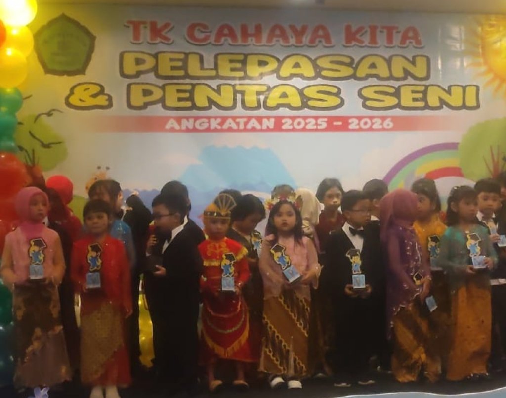 LEPAS - Lulusan siswa dan siswi TK Cahaya Kita Magersari, Kecamatan Sidoarjo angkatan ke 24 menjadi lentera dunia pendidikan saat Pelepasan dan Pentas Seni di Hotel Luminor, Kamis (040/06/2026).