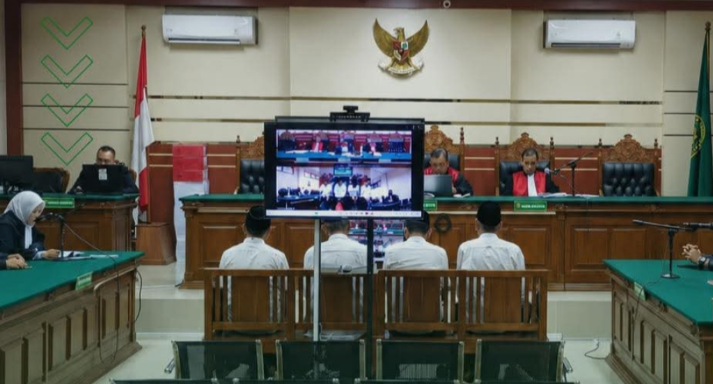 VONIS - Empat Kades asal Kecamatan Tulangan Samsul Anam, Zainul Abidin, Kamadi dan Suwito divonis 4 tahun penjara dan denda Rp 50 juta dalam sidang putusan di Pengadilan Tipikor Surabaya di Juanda, Sidoarjo, Jumat (05/06/2026).