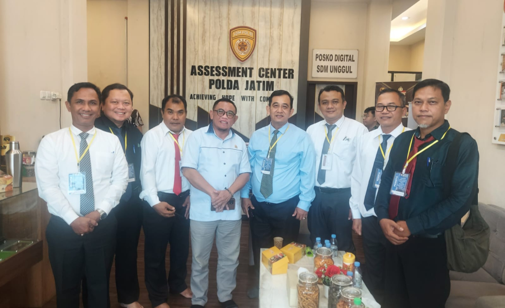KUNJUNGI - Ketua Komisi B DPRD Sidoarjo Bambang Pujianto saat mengunjungi peserta seleksi Direksi Perumda Delta Tirta Sidoarjo saat ujian UKK, Rabu (03/06/2026) kemarin. Insert WA pengaduan berantai.