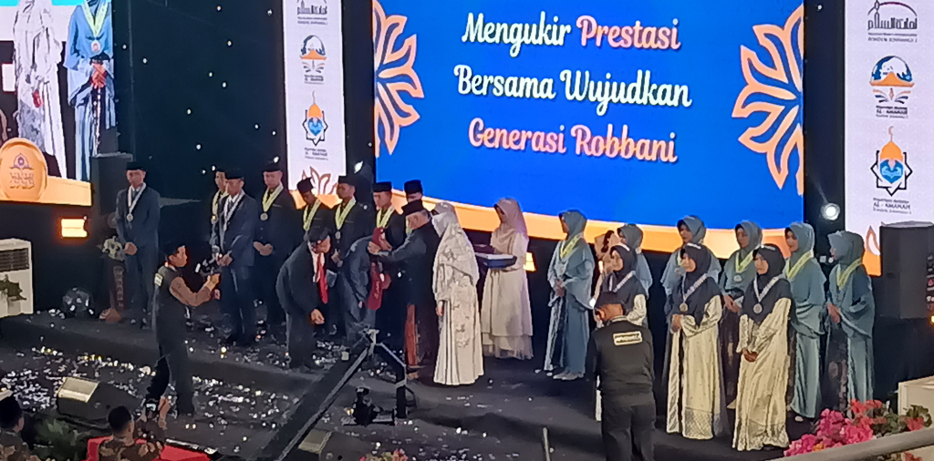 WISUDA - Suasana khidmat, haru sekaligus bangga menyelimuti civitas Pesantren Modern Al Amanah Junwangi saat Wisuda ke 31 siswa dan siswi SMP Bilingual Terpadu 1 dan 2 dan MA Bilingual di GOR Sidoarjo, Selasa (09/06/2026).