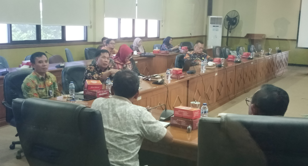TERTUTUP - Pimpinan dan anggota Komisi B DPRD Sidoarjo menggelar hearing tertutup dengan Panitia Seleksi (Pansel) Direksi Perumda Delta Tirta Sidoarjo di ruang rapat DPRD Sidoarjo soal dugaan calon ngerpek saat tes di Polda Jatim, Kamis (11/06/2026).