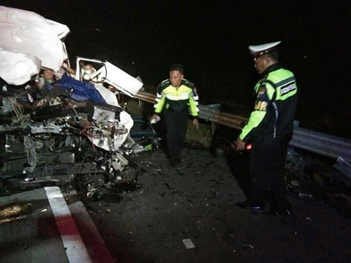 EVAKUASI - Sejumlah petugas PJR mengevakuasi jenazah dan para korban kecelakaan mobil Toyota bernopol H 1138 VS yang menabrak truk tronton bernopol L 9888 UG di jalur Tol Madiun-Nganjuk, Jumat (26/04/2019) dini hari.