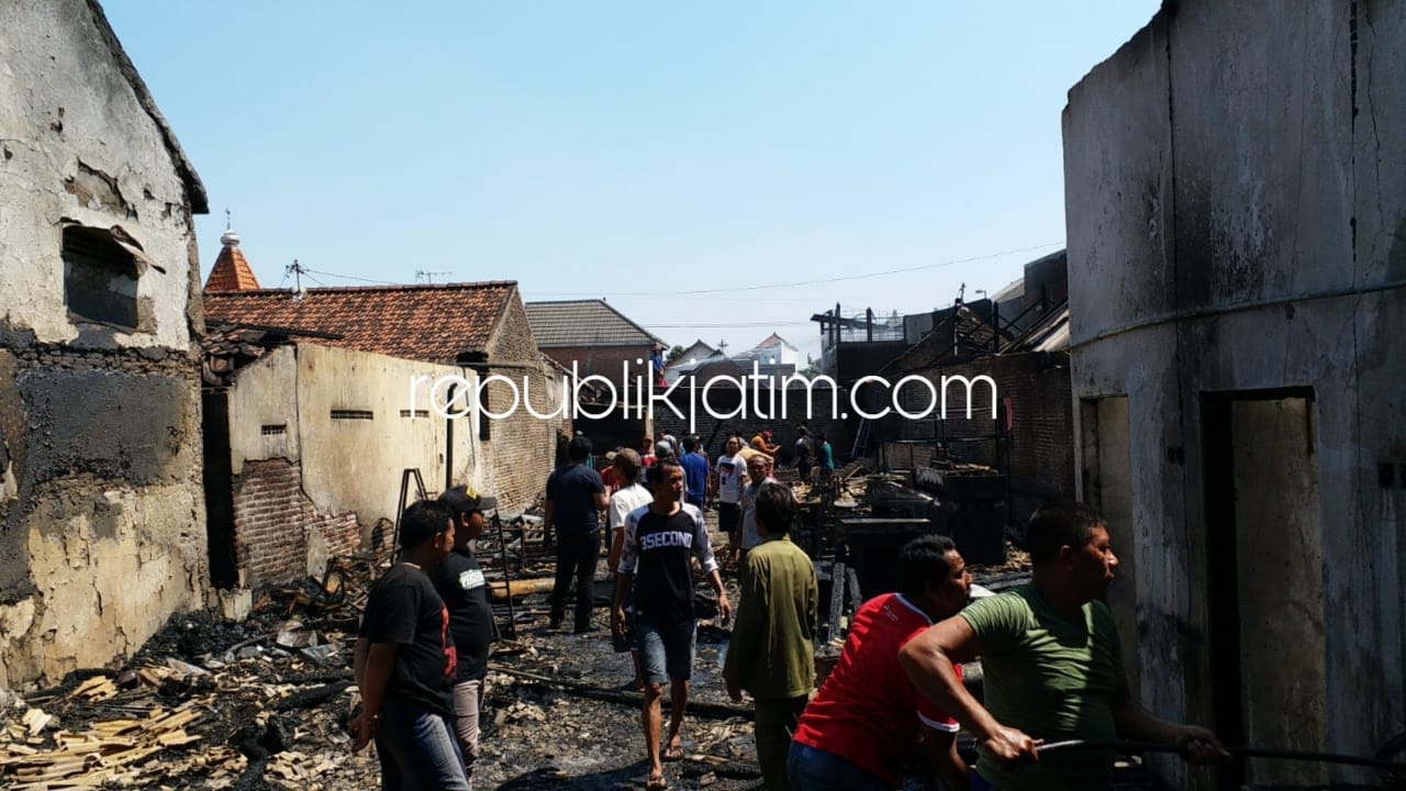 LUDES TERBAKAR - Sebuah gudang sandal milik Mubin warga Dusun Candi, Desa Wedoro, Kecamatan Waru, Sidoarjo ludes terbakar hingga merembet ke 9 rumah warga lainnya, Minggu (23/09/2018).