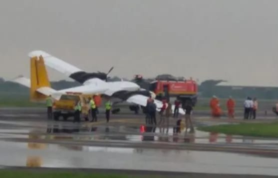 PATAH - Petugas Airport Emergency Committee dan Airport Security Committe mengevakuasi pesawat Twin Otter milik penerbangan Air Fast yang gagal lepas landas di Bandara Internasional Juanda, Sidoarjo, Rabu (28/11/2018).