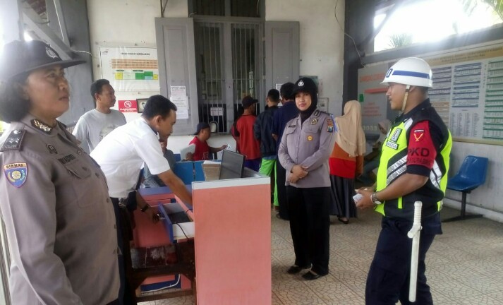 SIAGA - Aiptu Budi Triyastuti (kiri) dan Aiptu Emilia Herawati (kanan) saat melaksanakan Pam Pengamanan di Stasiun Kereta Api Tanggulangin, Selasa (11/06/2019).