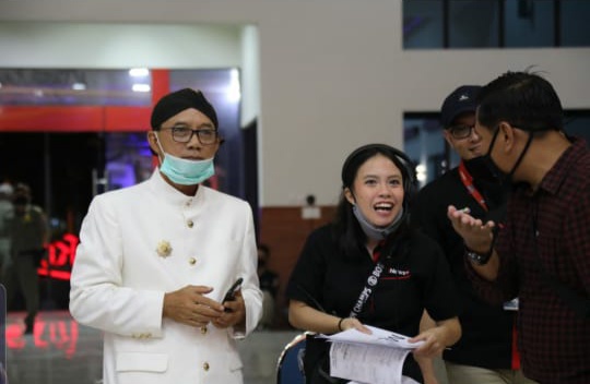 Bupati Ngawi Budi Sulistyono (Kanang) disela acara konser virtual galang donasi dampak Covid 19 di gedung Eka Kapti Ngawi.