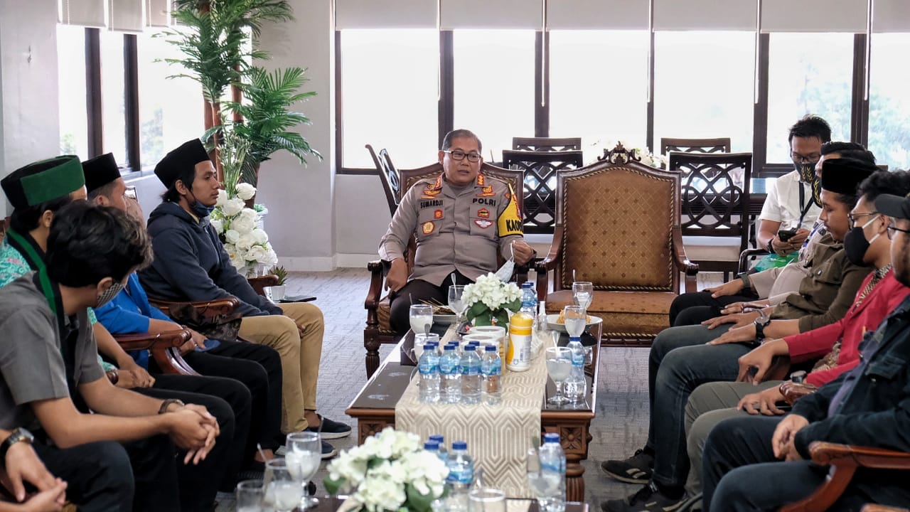 DIALOG - Perwakilan mahasiswa yang tergabung dalam Solidaritas Mahasiswa Sidoarjo (SOMASI) bersilaturrahim dan berdialog dengan Kapolresta Sidoarjo soal penanganan dan pencegahan Covid-19, Senin(29/06/2020).