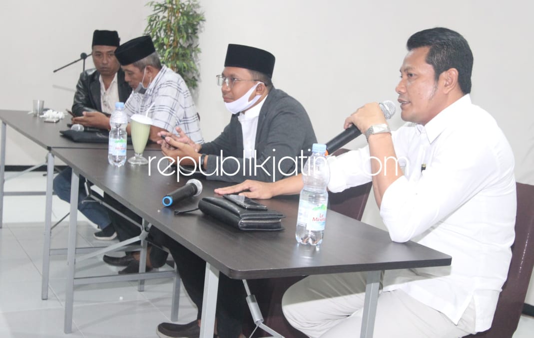 PAPARAN - Ketua Komisi A DPRD Sidoarjo, Subandi didampingi Ketua FKKD Sidoarjo, M Heru Sulthon saat memberi penjelasan soal rencana pelaksanaan Pilkades Serentek 6 September 2020 di RM Lumbung Raos JL Raya Candi, Sidoarjo, Sabtu (11/07/2020) petang.