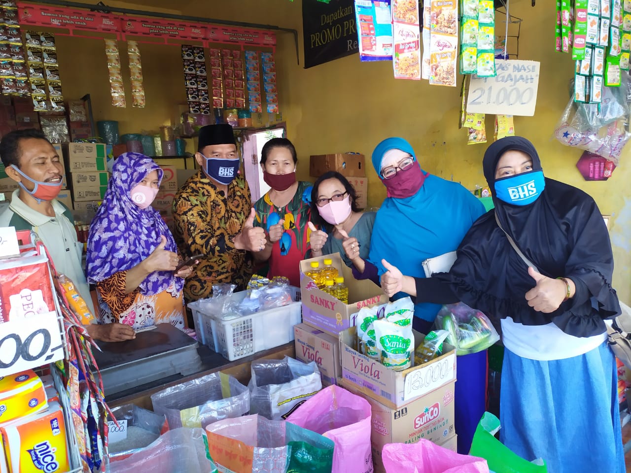 PASAR KREMYENG - Bacabup Bambang Haryo Soekartono (BHS) berdialog menampung keluhan pedagang dan pengunjung Pasar Krempyeng Desa Sawotratap, Kecamatan Gedangan, Sidoarjo, Rabu (22/07/2020).