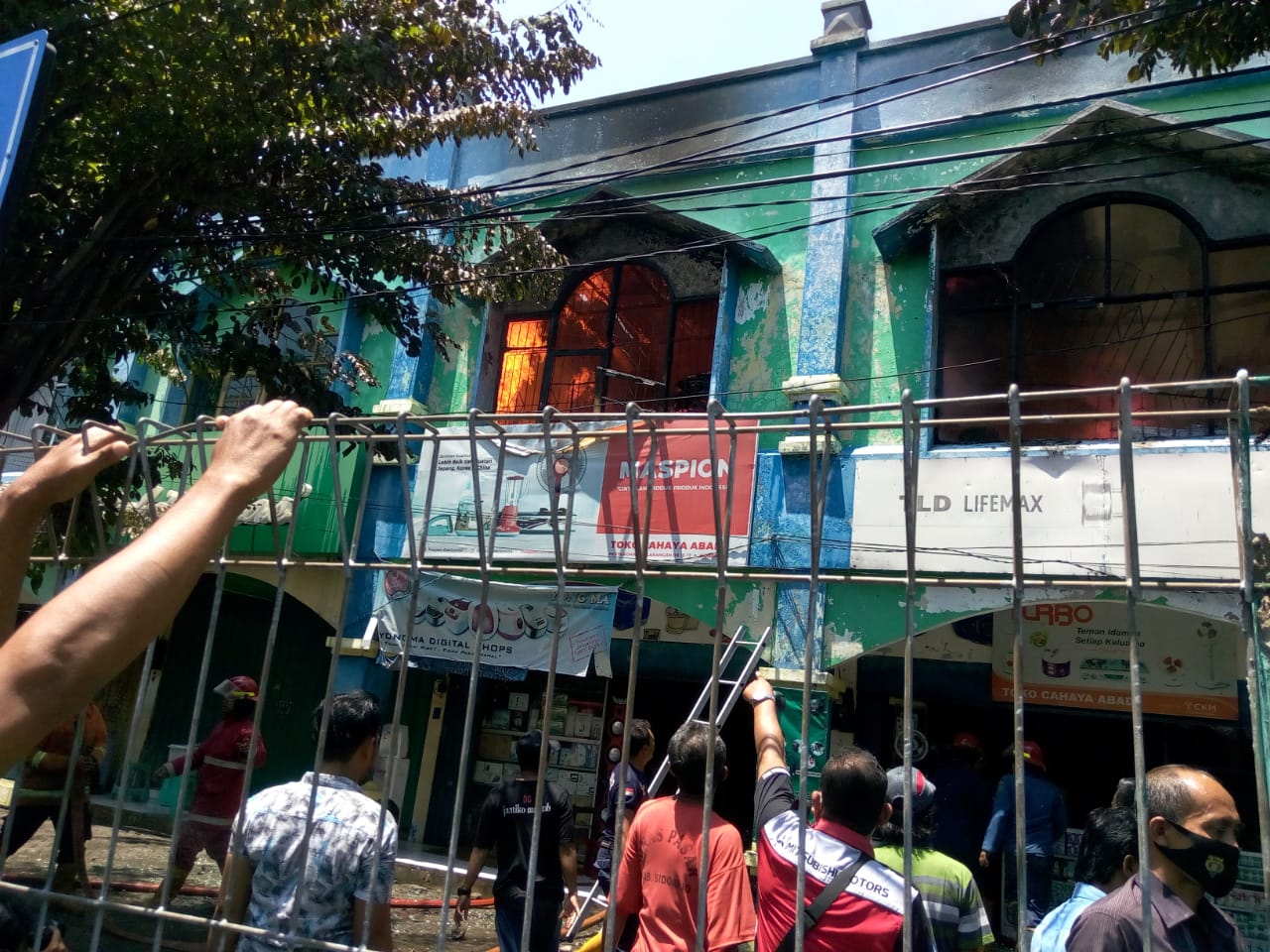 KORSLETING - Tim penyidik kepolisian menduga kebakaran empat ruka berlantai dua di Pasar Larangan, Kecamatan Candi, Sidoarjo dipicu akibat korsleting (hubungan arus pendek) aliran listrik di ruko lantai dua, Selasa (10/11/2020).