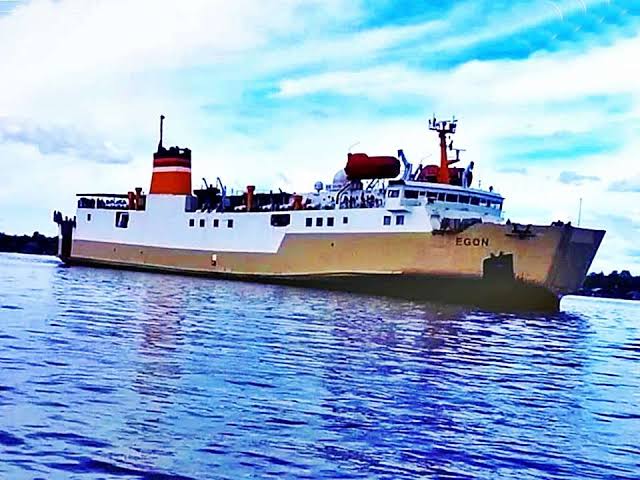 SIAP ANGKUT - Salah satu armada kapal yang digunakan PT Pelni Persero untuk mengangkut bantuan bagi korban bencana alam di Sulawesi Barat dan Kalimantan Selatan, Sabtu (23/01/2021).