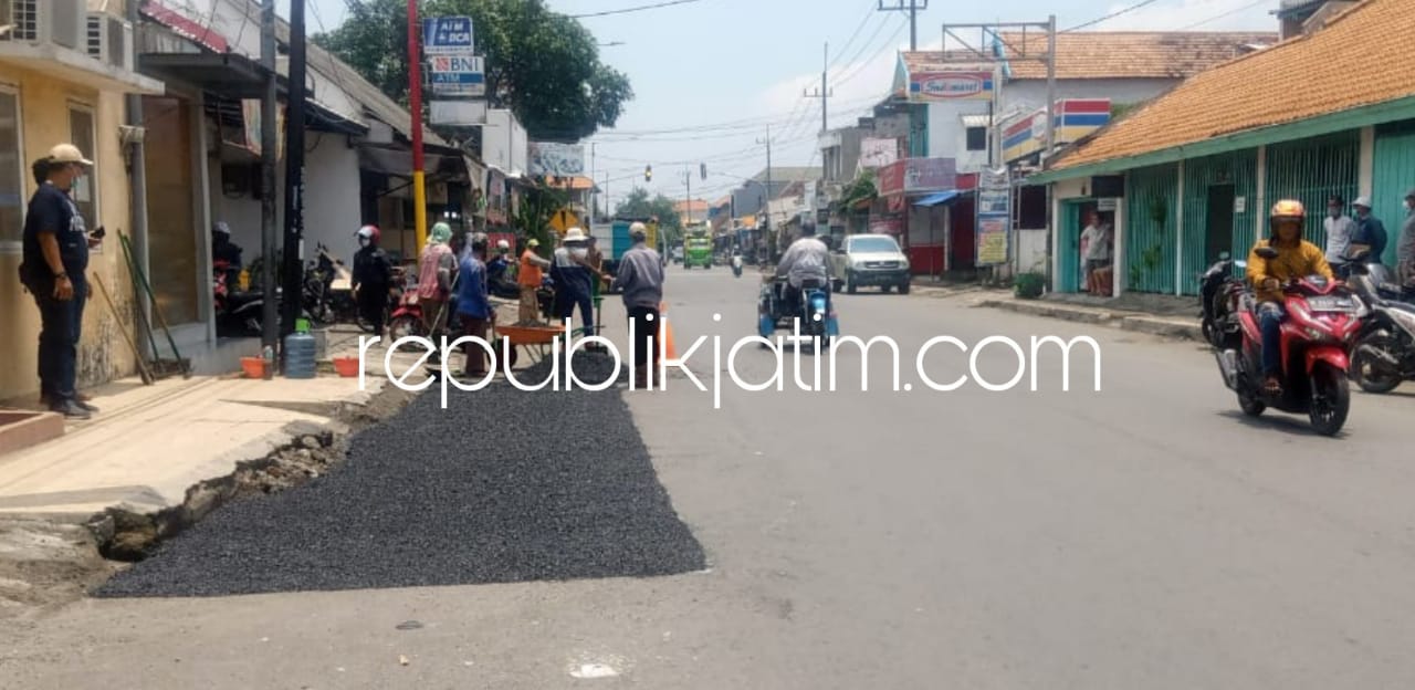 PERBAIKAN - Sejumlah petugas mulai memperbaiki jalan berlubang dengan pengaspalan di JL Raya Kelurahan Juwetkenongo, Kecamatan Porong, Sidoarjo, Minggu (14/03/2021). 