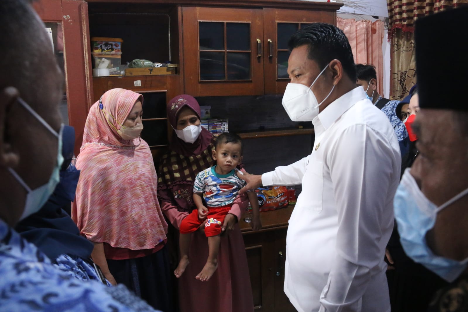 BANTUAN - Wabup Sidoarjo, Subandi segera merujuk balita kelainan anus, Muhammad Haidar Dhanu (2) warga Ketegan, Kecamatan Tanggulangin, Sidoarjo untuk segera dioperasi di RSU dr Soetomo, Surabaya, Senin (17/01/2022).