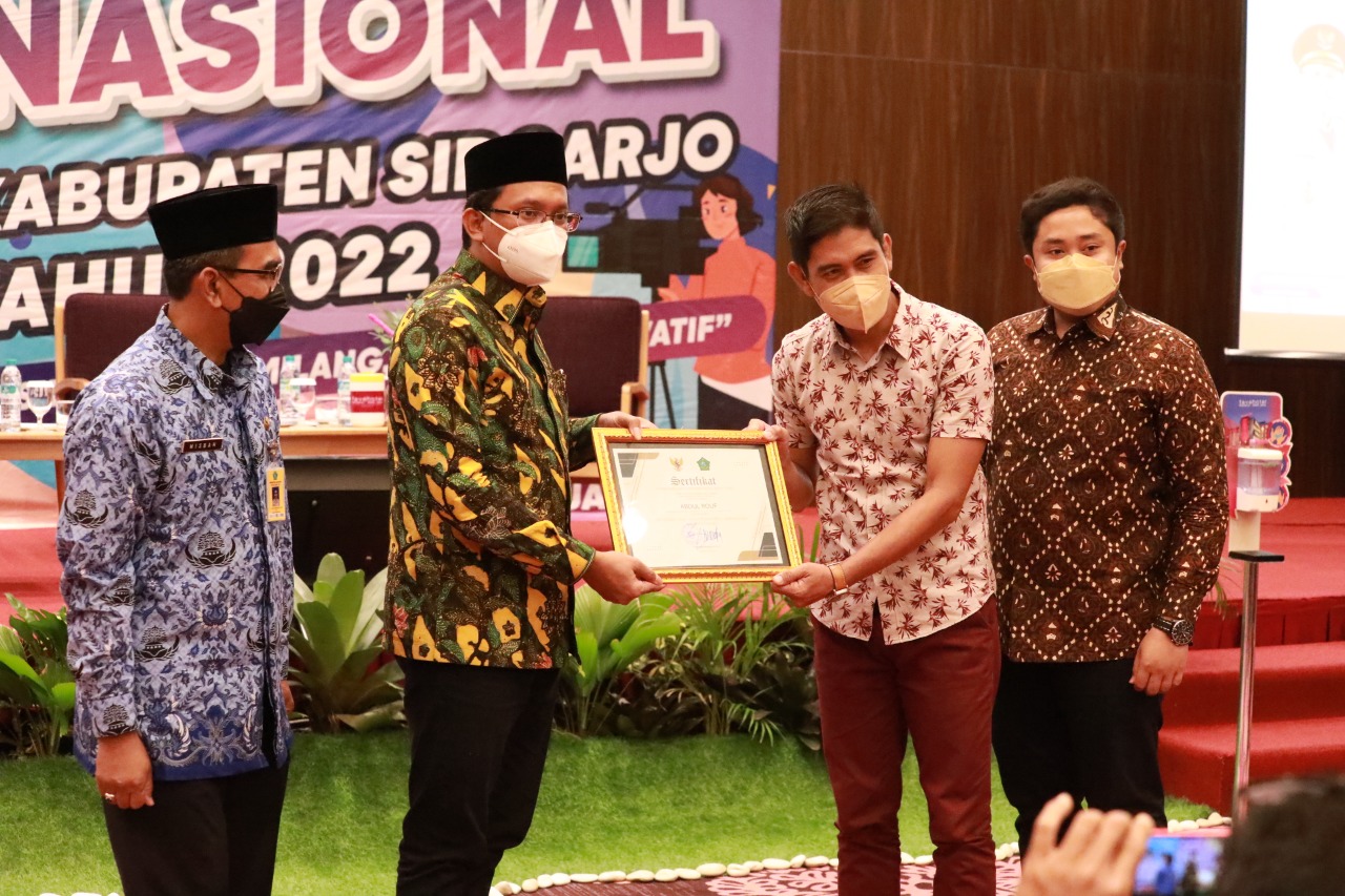 PENGHARGAAN - Bupati Sidoarjo Ahmad Muhdlor memberi piagam penghargaan kepada Ketua PWI Sidoarjo beserta sejumlah wartawan atas partisipasinya dalam membangun Sidoarjo saat Peringatan Hari Pers Nasional (HPN) Tahun 2022 di Fave Hotel, Kamis (17/02/2022).