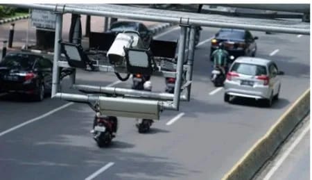 E TILANG - Pemanfaatan E Tilang yang terpasang di sejumlah lampu merah menjadi solusi bagi penindakan lalu lintas di era digital.