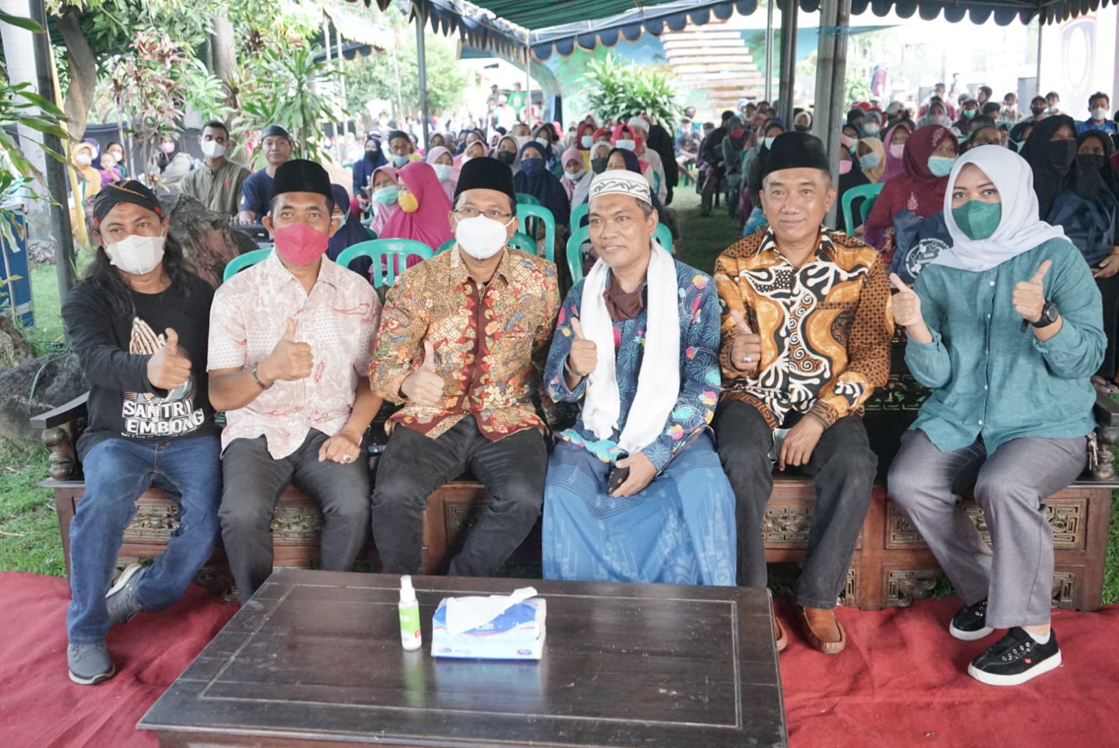 APRESIASI - Bupati Sidoarjo Ahmad Muhdlor Ali mengapresiasi berbagai komunitas di Gedangan yang menggelar acara Kami Bersodaqoh 2022 di halaman Monumen Perjuangan 45 Gedangan, Sidoarjo, Minggu (24/04/2022) petang.