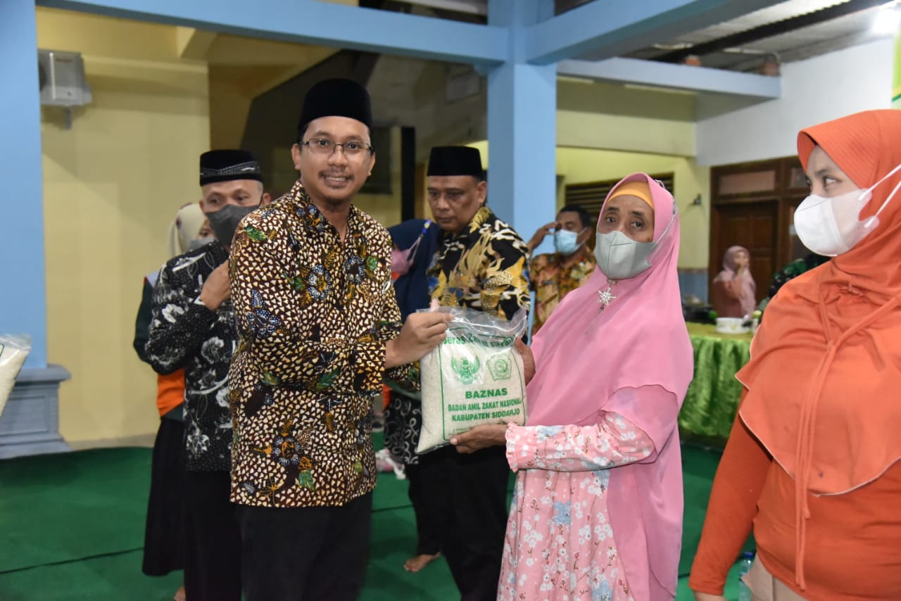 BANTUAN - Bupati Sidoarjo Ahmad Muhdlor Ali (Gus Muhdlor) menyerahkan bantuan beras zakat fitrah untuk 300 warga Desa Singogalih, Kecamatan Tarik, Sidoarjo, Kamis (28/04/2022) malam. 