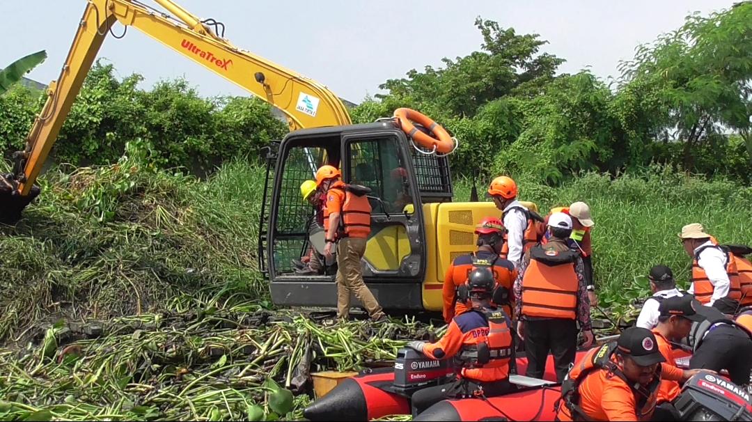 BERSIHKAN - Sekitar 50 petugas gabungan Pemrov Jatim dan Pemkab Sidoarjo terjun bersama membersihkan tanaman Enceng Gondok yang memenuhi Sungai Buntung dibantu dua alat berat dan empat truk, Kamis (15/02/2024) kemarin. 