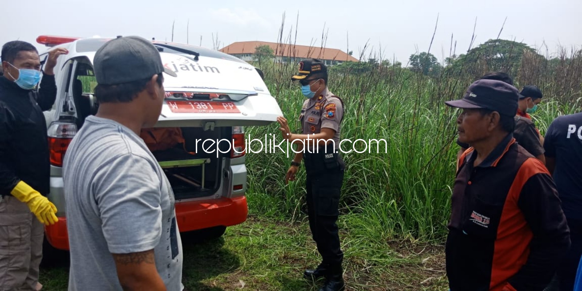 TERTANGKAP - Pelaku pembunuhan mahasiswi Akper, Lina Indiani Losepta (18) mahasiswi Akper Kerta Cendekia Sidoarjo asal Maluku Utara yakni M ditangkap polisi di Desa Sepande, Kecamatan Candi, Sidoarjo, Selasa (31/12/2019) malam.