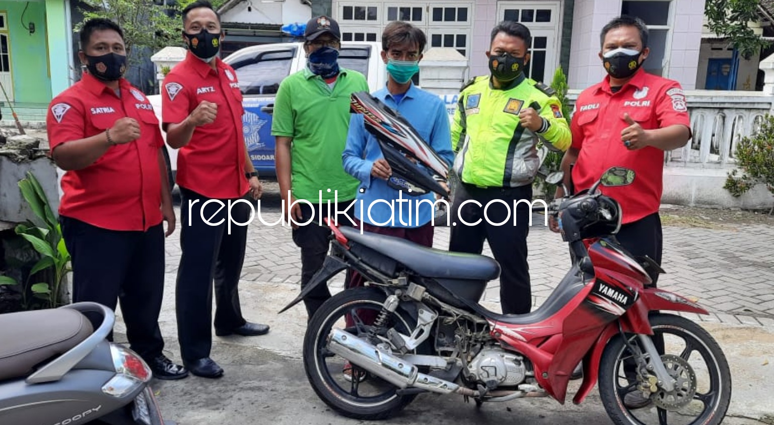 OLAH TKP - Petugas Unit Laka Lantas Polresta Sidoarjo saat menunjukkan pecahan bodi motor Yamaha Jupiter dan reka ulang di TKP, Jumat (01/01/2021).
