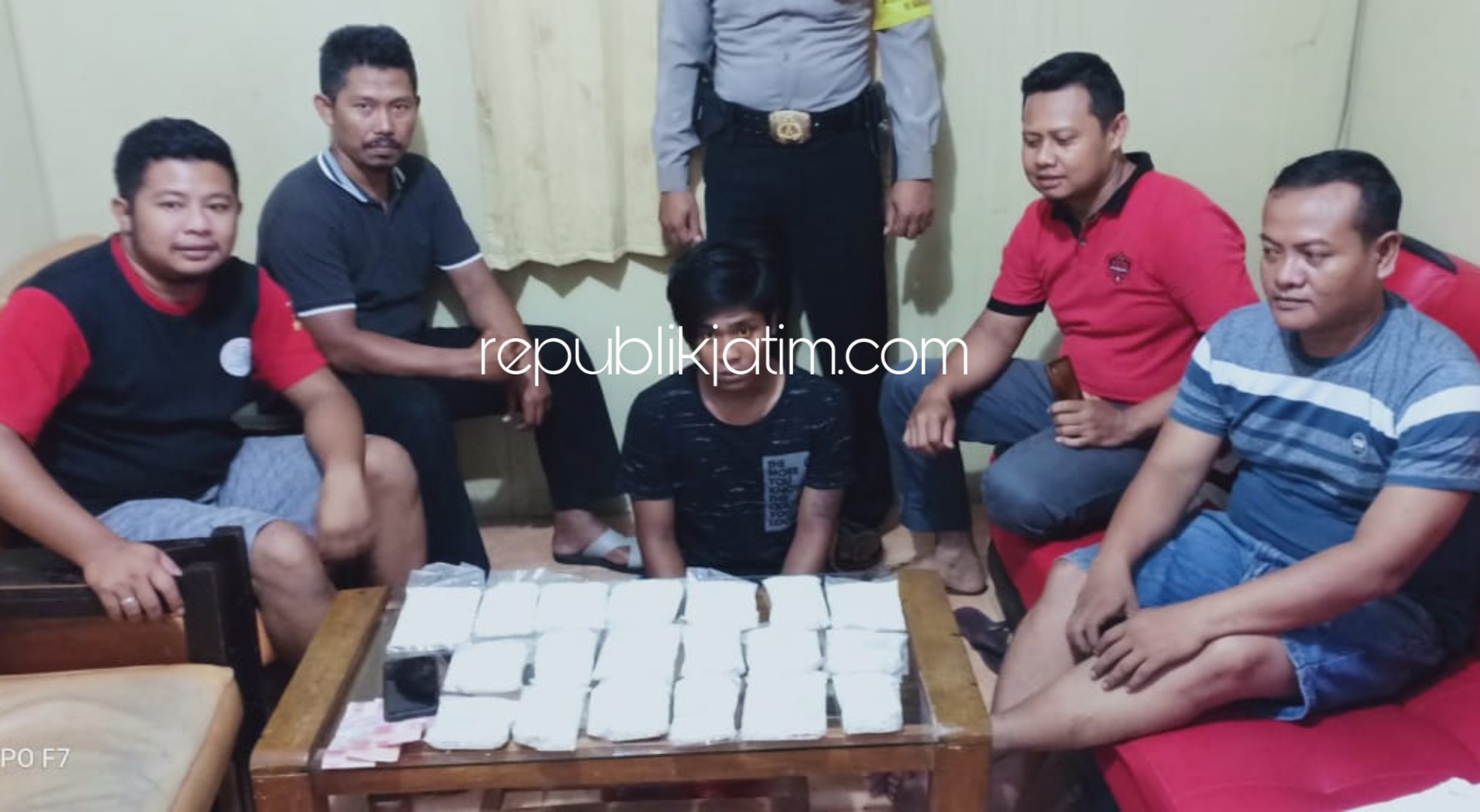 RIBUAN PIL - Polisi menangkap tersangka pemilik 19.000 pil doubel L, Agus Saiful Huda warga Desa Ketro, Kecamatan Sawoo, Ponorogo saat di Polsek Sambit, Rabu (01/01/2019).
