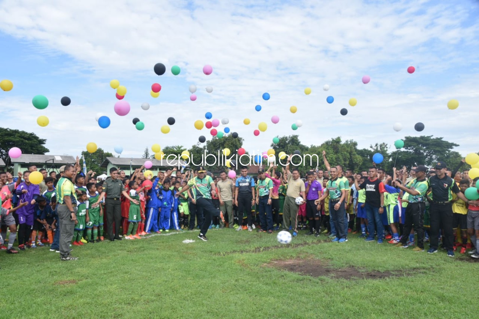 PEMBUKAAN - Pangdam V/Brawijaya Mayjen TNI R Wisnoe Prasetjo Boedi membuka turnamen U-12 yang diikuti 64 Klub yang bertanding memperebutkan Piala Piala Bergilir Pangdam V/ Brawijaya di lapangan Yon Arhanud 8 Gedangan Sidoarjo, Kamis (02/01/2020).