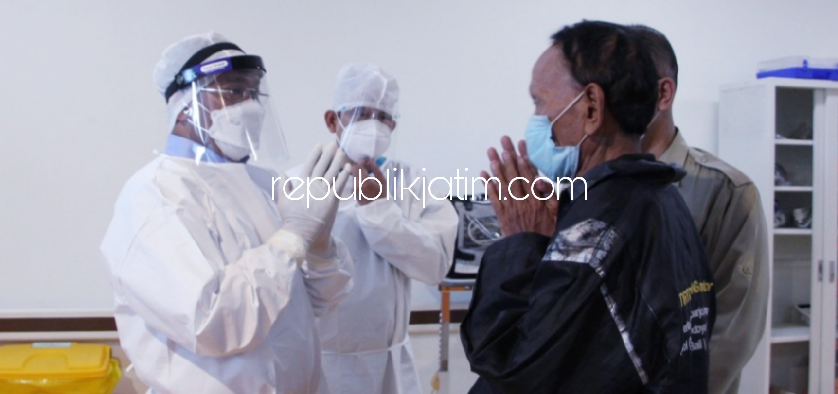 SAPA - Pj Bupati Sidoarjo, Hudiyono didampingi Direktur RSUD Sidoarjo, dr Atok Irawan menyapa para pasien Covid-19 yang dirawat di RSUD Sidoarjo, Sabtu (02/01/2021).