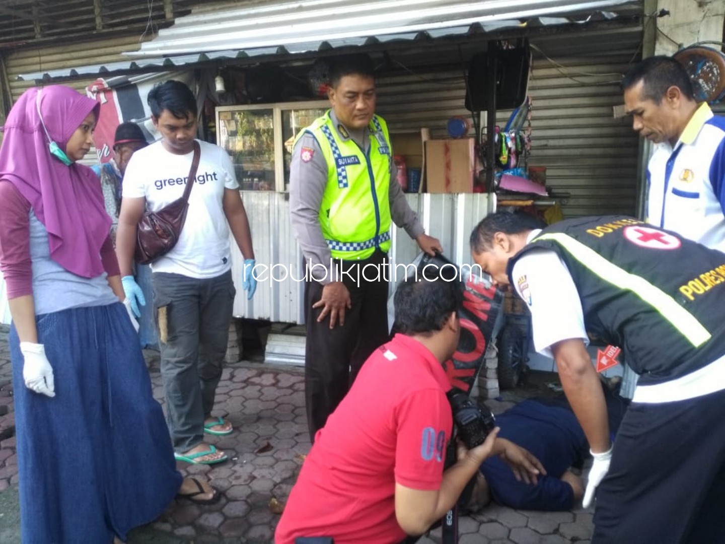 OLAH TKP - Petugas Polsek Kota Ponorogo menggelar olah TKP dan mengevakuasi korban ke RSUD dr Harjono Ponorogo, Kamis (02/01/2020).
