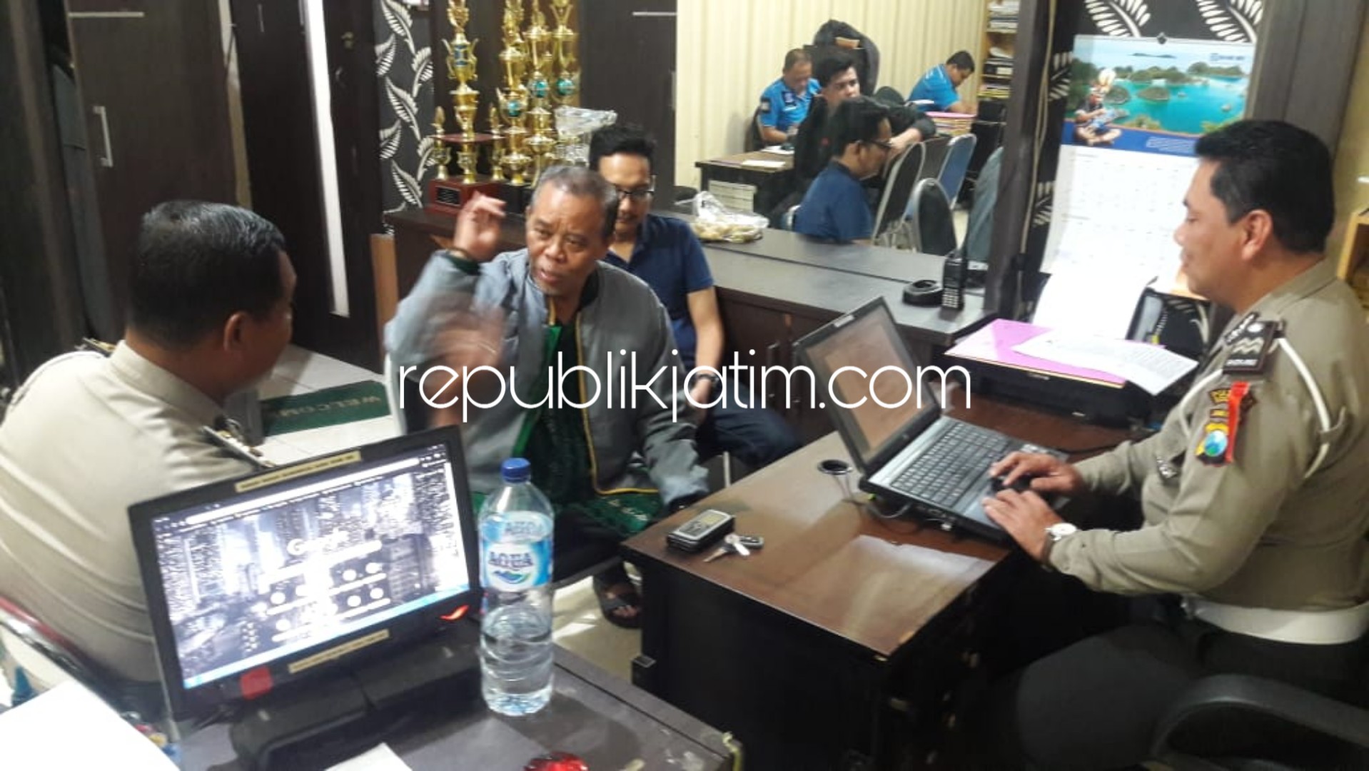 DIPERIKSA - Pengemudi mobil Mitsubishi Expander putih, Utsman Iksan yang sempat menjalani tes urine masih diperiksa tim penyidik Unit Laka, Satuan Lantas, Polresta Sidoarjo, Rabu (02/01/2019) malam.