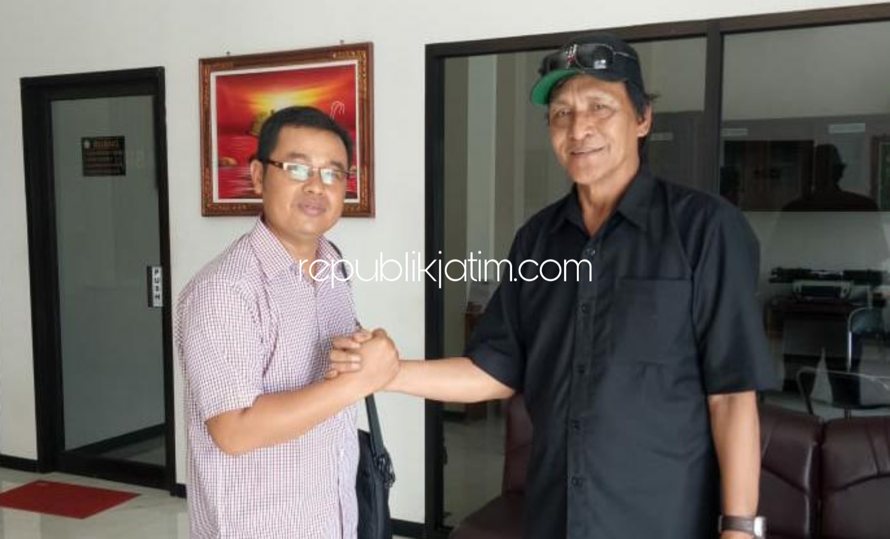 SOWAN - Bacabup Sidoarjo, Ambudi Putra Laksana dengan tokoh senior PDI Perjuangan Sidoarjo, Tito Pradopo di Kantor Balai Desa Bungurasih, Kecamatan Waru, Sidoarjo, Kamis (02/01/2020).