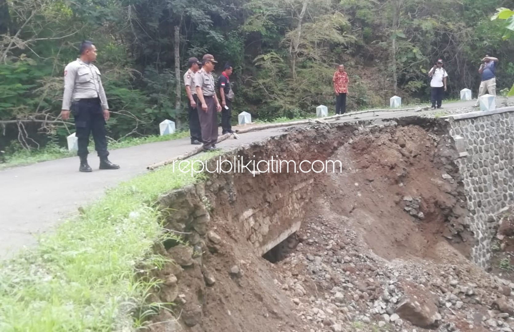 AMBROL - Kapolsek Badegan, AKP Suwoyo bersama perangkat dan Dinas PUPR saat mengecek kondisi plengseng yang ambrol di Dusun Sekarputih, Desa Dayakan, Kecamatan Badegan, Ponorogo, Jumat (03/01/2020).