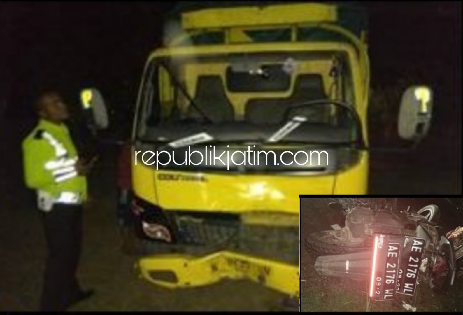 DIAMANKAN - Petugas Lantas Polres Ponorogo mengamankan truk dan motor yang terlibat kecelakaan di jalur Ponorogo - Trenggalek Desa/Kecamatan Jetis, Ponorogo, Kamis (03/01/2019) dini hari.