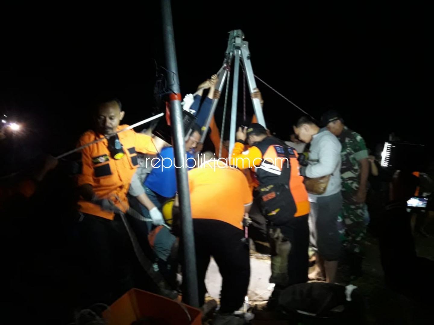 EVAKUASI- Petugas Kepolisian, BPBD dan SAR Ponorogo mengevakuasi korban Parman (50) warga Dusun Kidulkali, Desa Lengkong, Kecamatan Sukorejo, Ponorogo dari dalam sumur, Jumat (03/01/2020) malam.