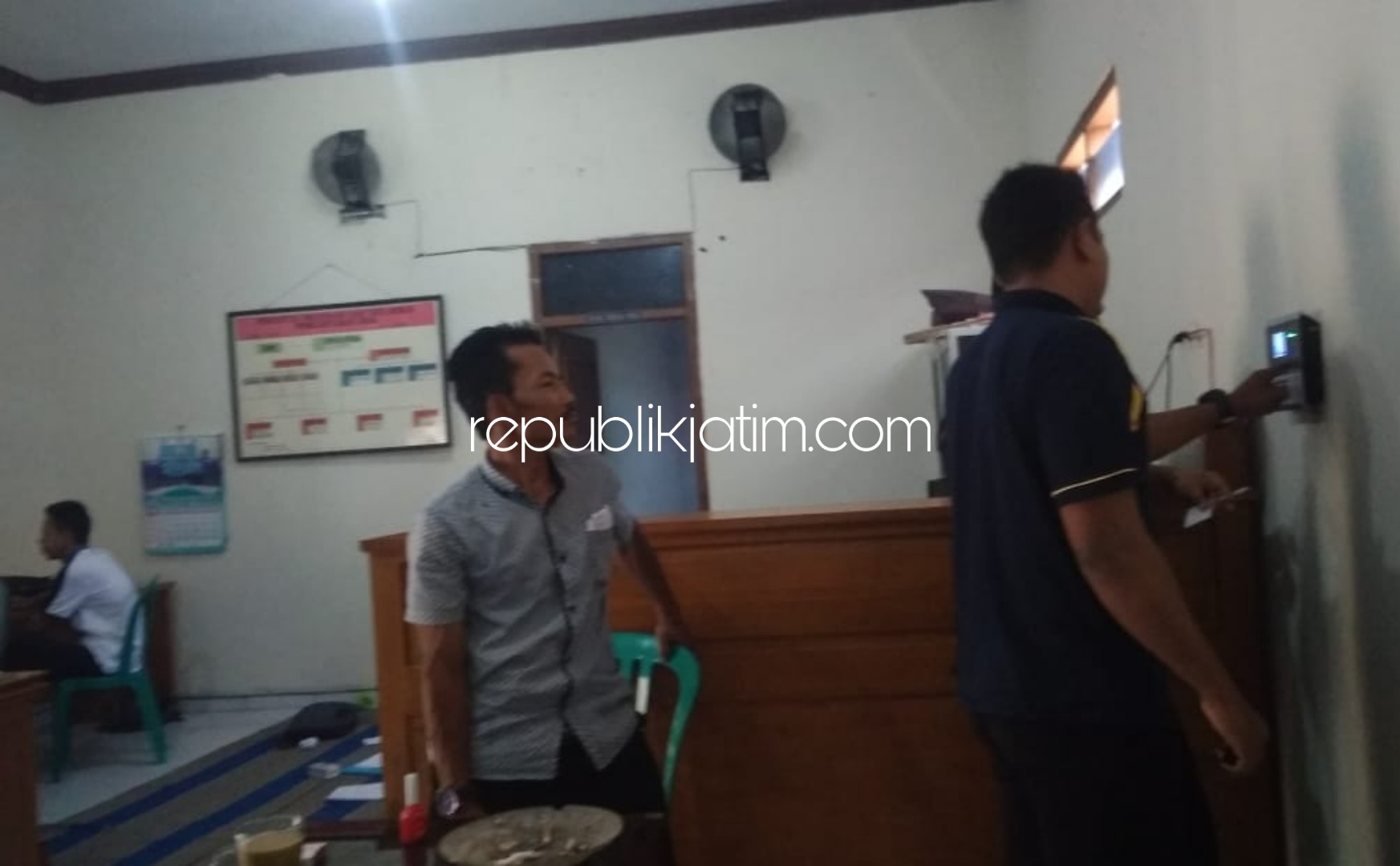 ABSENSI ELEKTRONIK- Para perangkat Desa Munggu, Kecamatan Bungkal, Ponorogo menggunakan Fingerprint saat masuk kantor, Jumat (03/01/2020).