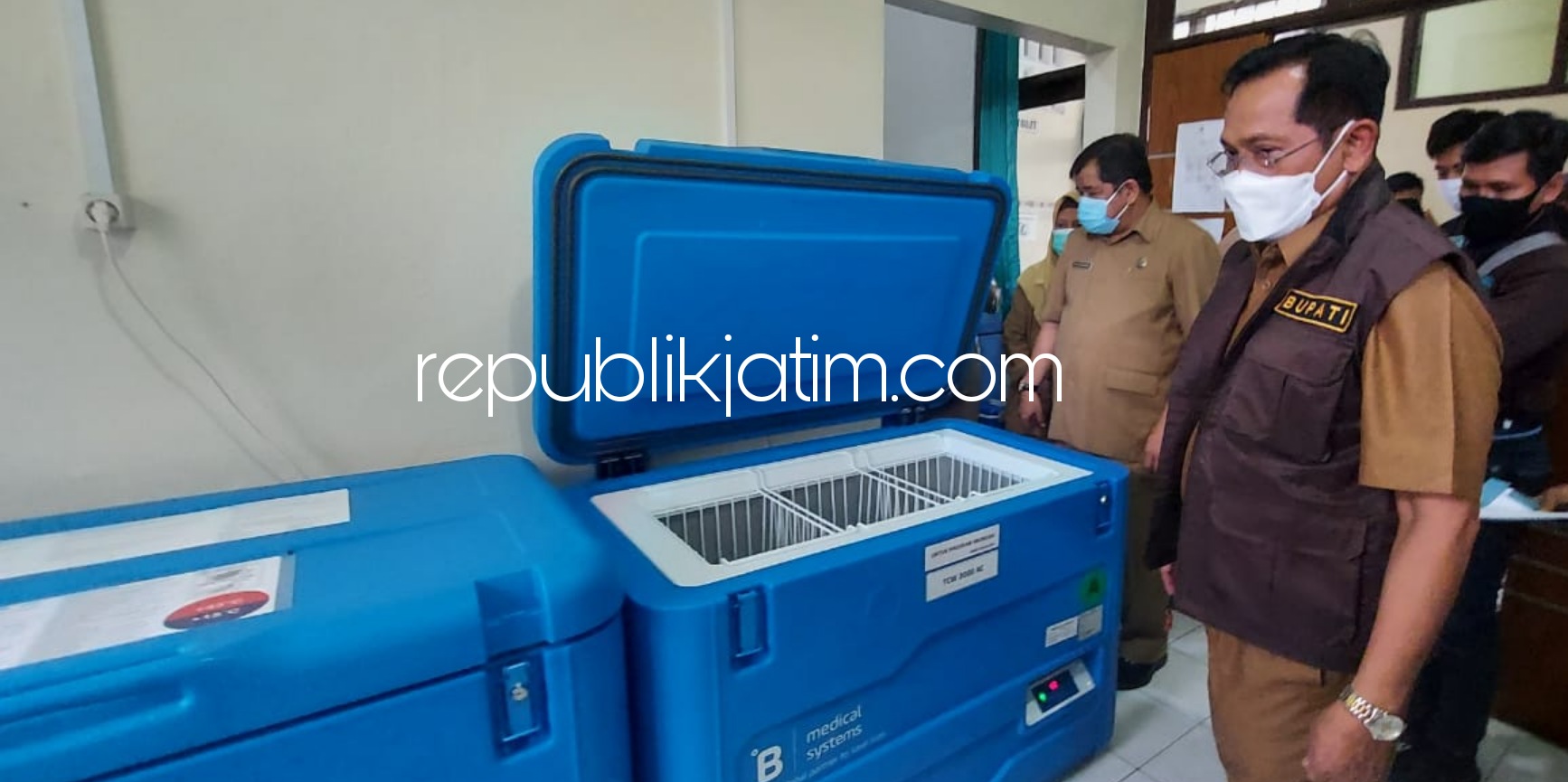 SIDAK - Pj Bupati Sidoarjo, Hudiyono mengecek kondisi salah satu ruangan di Kantor Dinas Kesehatan Pemkab Sidoarjo yang bakal digunakan tempat penyimpanan vaksin Covid-19, Senin (04/01/2021).