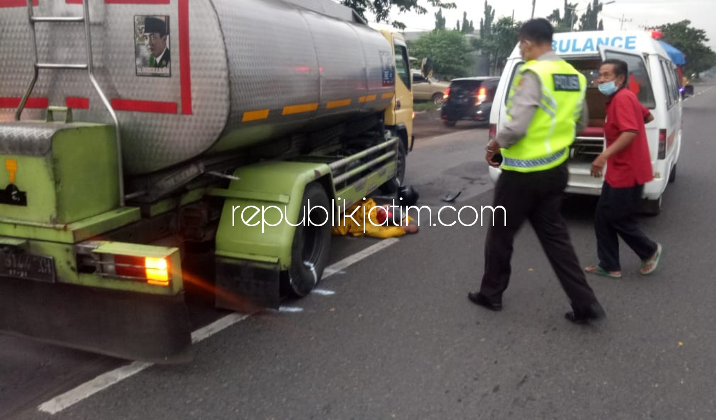 TEWAS - Seorang pengendara motor Nainul Irfan warga Jombang tewas terlindas ban truk tangki di Bypass Balongbendo, Sidoarjo, Senin (04/01/2021).