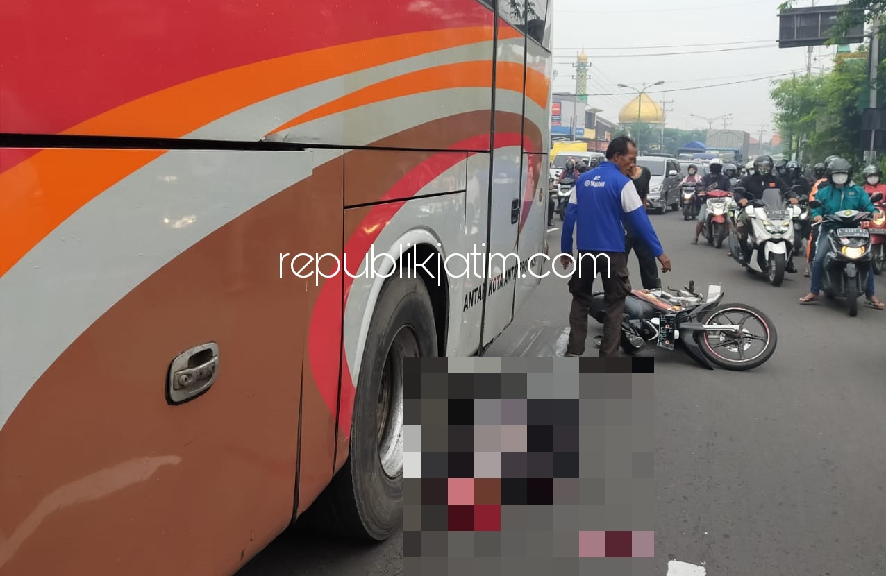 TEWAS - Pengendara motor Sunarko asal Kediri tewas terserempet motor hingga terjatuh dan terlindas ban bus Surabaya - Yogyakarta di JL Raya Geluran, Kecamatan Taman, Sidoarjo, Senin (04/01/2021). 