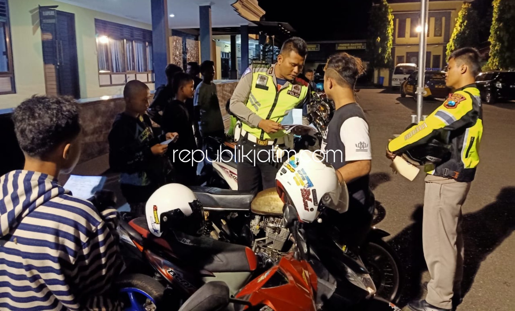 DISITA - Belasan motor diamankan di Polres Ponorogo dalam patroli dan razia dengan sasaran balap liar serta kejahatan jalanan, Minggu (05/01/2020) dini hari.