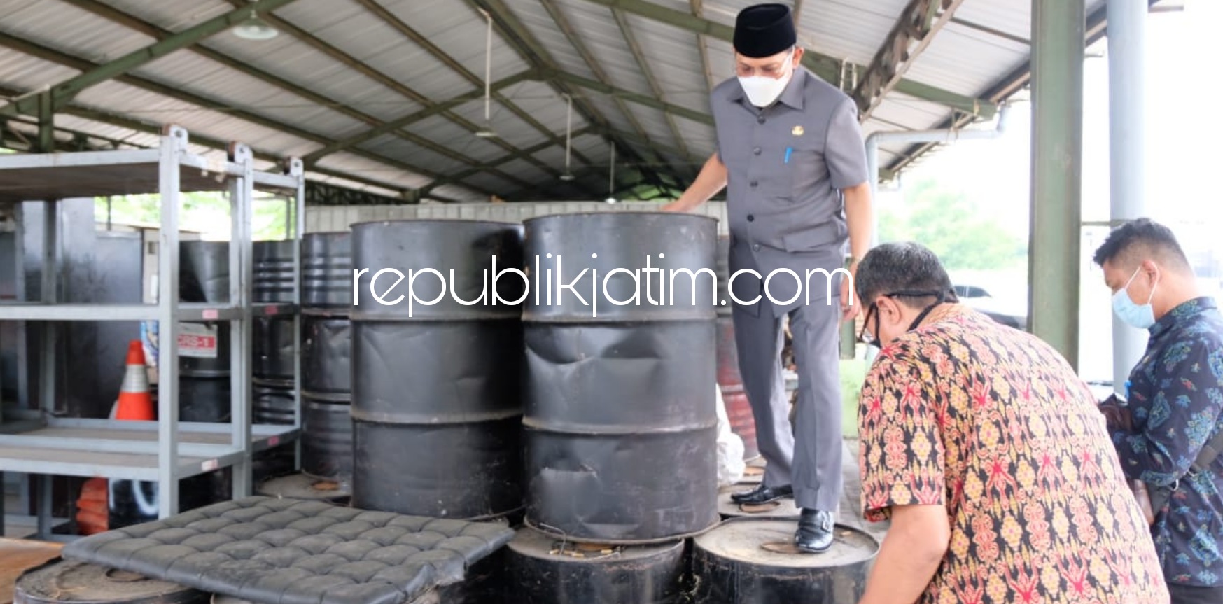 SIDAK - Pj Bupati Sidoarjo, Hudiyono sidak gudang aspal milik Dinas PUBM dan SDA menemukan banyak stok aspal yang belum digunakan untuk memperbaiki jalan rusak, Selasa (05/01/2021).