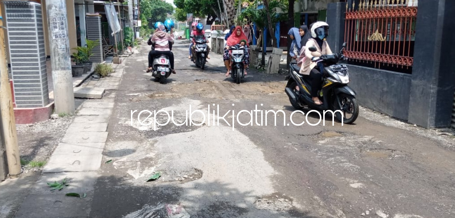RUSAK - Para pengguna jalan alternatif Sidoarjo - Pasuruan di Desa Kalidawir, Kecamatan Tanggulangin, Sidoarjo memilih lajur aman di jalan yang dipenuhi lubang dan aspalnya mengelupas itu, Selasa (05/01/2021).