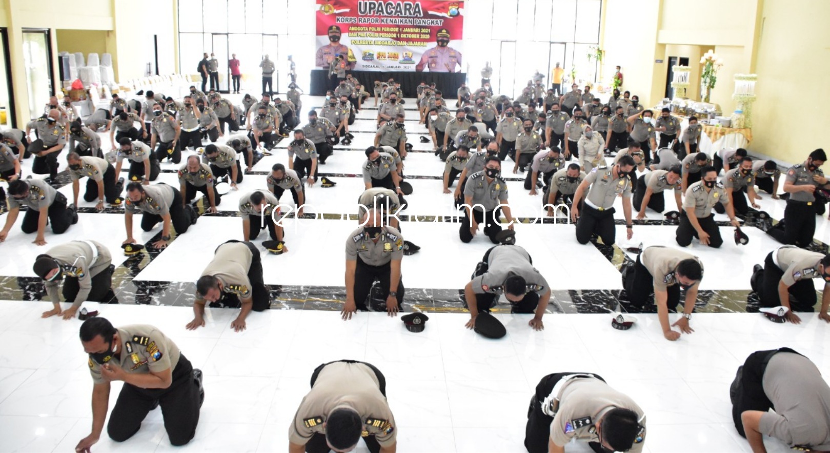 SUJUD SYUKUR - Sebanyak 177 anggota Polresta Sidoarjo sujud syukur atas kenaikan pangkat di Aula Polresta Sidoarjo, Rabu (06/01/2021).