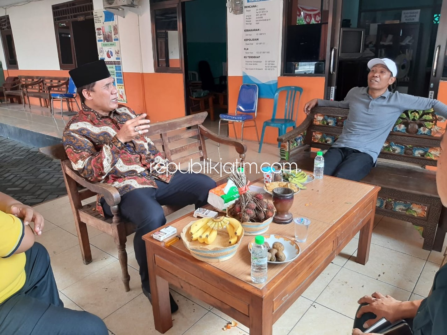 SIDAK - Mantan anggota DPR RI 2014-2019, Bambang Haryo Soekaryono berkunjung ke Balai Desa Barengkrajan, Kecamatan Krian, Sidoarjo untuk evaluasi bencana angin kencang, Senin (06/01/2020).
