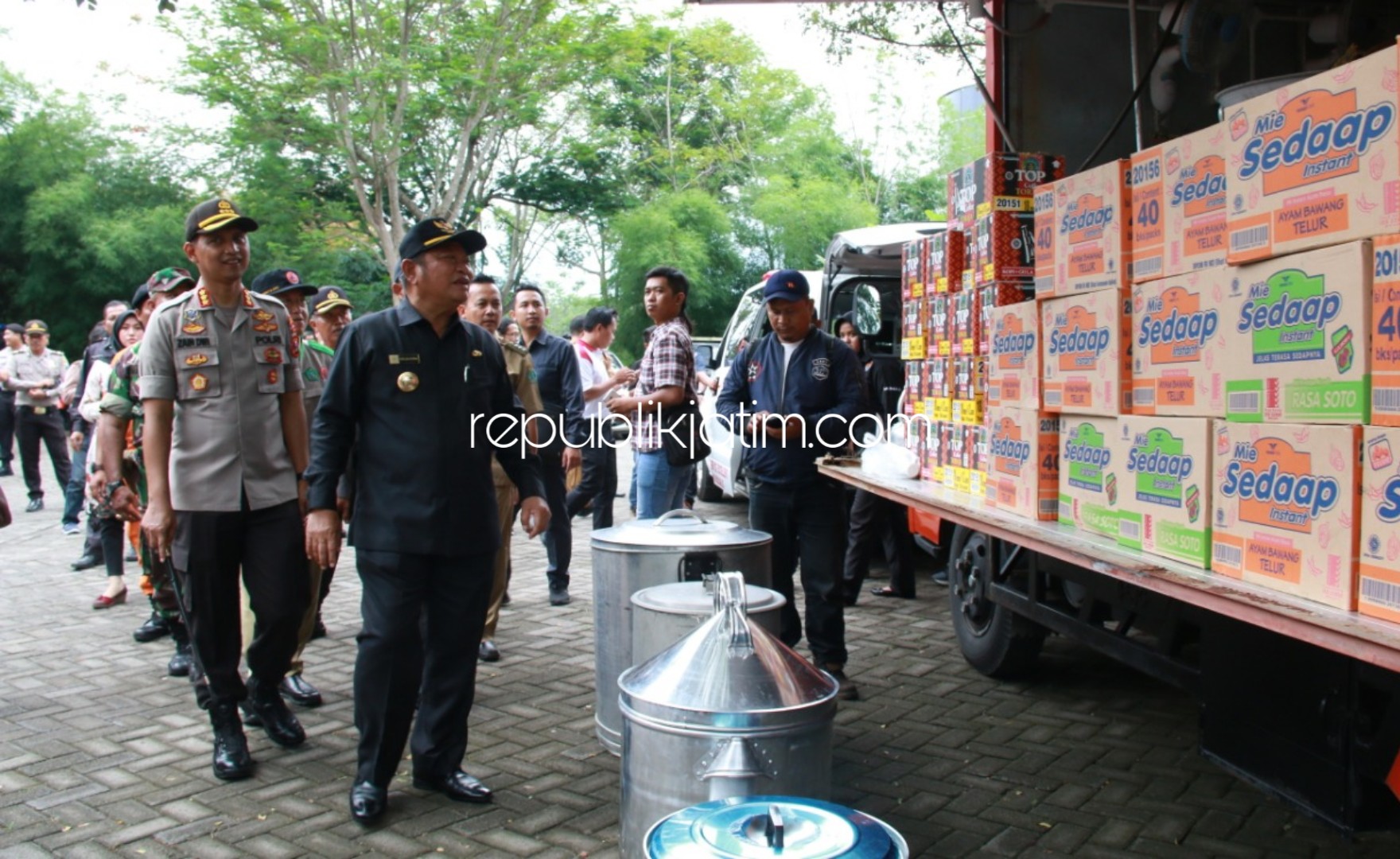 CEK - Bupati Sidoarjo, Saiful Ilah dan Kapolresta Sidoarjo, Kombes Pol Zain Dwi Nugroho mengecek kesiapan posko penampungan pengungsi dan dapur umum tanggap bencana di Desa Candipari, Kecamatan Porong, Sidoarjo, Senin (06/01/2020).