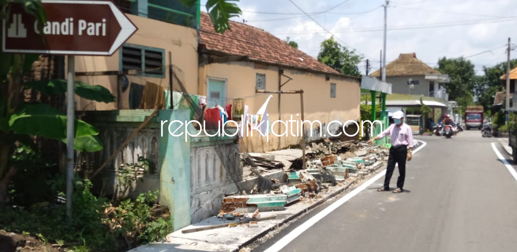 AMBRUK - M Nurhadi salah seorang warga Desa Candipari, Kecamatan Porong, Sidoarjo menunjukkan lokasi pagar ambruk milik Haliyah dengan kondisi masih berantakan, Rabu (06/01/2021).