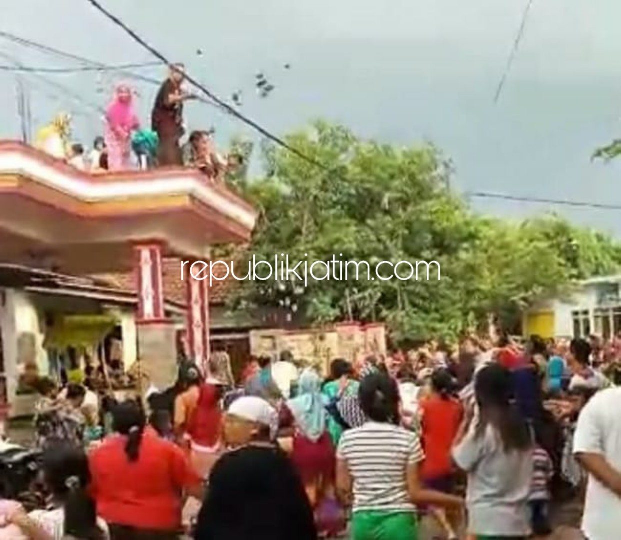 BAGI DUIT - Video viral membagi-bagikan duit lewat atap rumah ternyata Satuman pengusaha Bakso asal Desa Kepatihan, Kecamatan Tulangan, Sidoarjo yang videonya viral di Medsos.