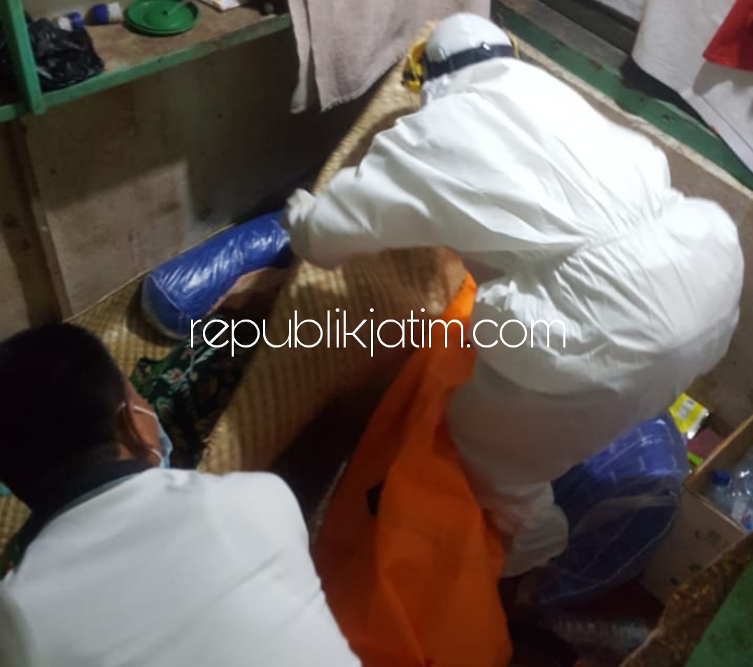 TEWAS - Sesosok mayat perempuan berusia 70 tahun tanpa identitas ditemukan tewas tergeletak di sebuah lapak Pasar Sepanjang, Kecamatan Taman, Sidoarjo, Rabu (06/01/2021).